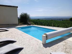 una piscina con panchina accanto a una casa di Villa spacieuse à Crozes-Hermitage avec piscine privée a Crozes-Hermitage