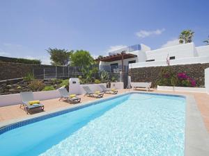 Bazén v ubytovaní Modern Villa In Los Mojones 4 Bedrooms Large Heated Pool Villa Mojones Puerto Del Carmen alebo v jeho blízkosti