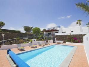 Bazén v ubytovaní Modern Villa In Los Mojones 4 Bedrooms Large Heated Pool Villa Mojones Puerto Del Carmen alebo v jeho blízkosti
