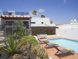 Bazén v ubytovaní Modern Villa In Los Mojones 4 Bedrooms Large Heated Pool Villa Mojones Puerto Del Carmen alebo v jeho blízkosti