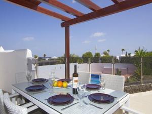 Balkón alebo terasa v ubytovaní Modern Villa In Los Mojones 4 Bedrooms Large Heated Pool Villa Mojones Puerto Del Carmen