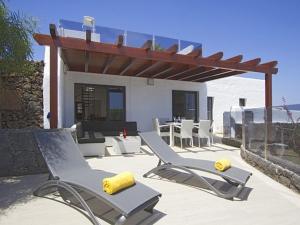 Patio alebo iná vonkajšia časť ubytovania Modern Villa In Los Mojones 4 Bedrooms Large Heated Pool Villa Mojones Puerto Del Carmen