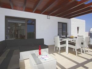 Fotografia z galérie ubytovania Modern Villa In Los Mojones 4 Bedrooms Large Heated Pool Villa Mojones Puerto Del Carmen v destinácii Tías