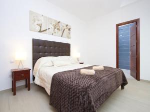 Posteľ alebo postele v izbe v ubytovaní Modern Villa In Los Mojones 4 Bedrooms Large Heated Pool Villa Mojones Puerto Del Carmen