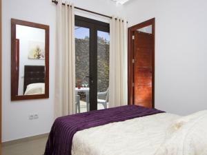 Posteľ alebo postele v izbe v ubytovaní Modern Villa In Los Mojones 4 Bedrooms Large Heated Pool Villa Mojones Puerto Del Carmen