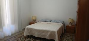 een slaapkamer met een bed en twee lampen op tafels bij Da Cristina appartamento in Sciacca