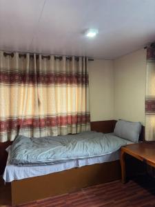 Giường trong phòng chung tại Hotel Sherpa Village