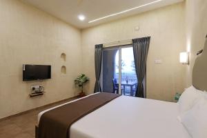 Et tv og/eller underholdning på Breeze Resort Panhala , Swimming Pool, Just 5 Minutes From Panhala!