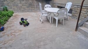 ein Spielzeugfahrrad neben einem Tisch und Stühlen in der Unterkunft Caprices des vagues - A 300 m de la plage et à 4 kilomètres de Nausicaa, Place de parking privée, Eau douce, Netflix, Primes Vidéo, Wifi haut débit in Le Portel