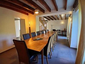 una grande sala da pranzo con un lungo tavolo e sedie di Villa spacieuse à Crozes-Hermitage avec piscine privée a Crozes-Hermitage
