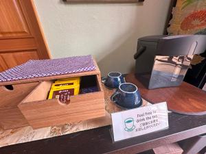 Set per la preparazione di tè e caffè presso 日本庭園と文化体験の宿深見屋 一棟貸し送迎付き6名様まで追加宿泊料金なし
