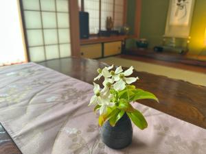 Foto dalla galleria di 日本庭園と文化体験の宿深見屋 一棟貸し送迎付き6名様まで追加宿泊料金なし a Hakusan
