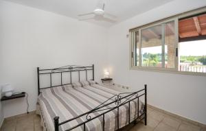 Un dormitorio con una cama y una ventana en Nice Home In Santa Maria Del Focall, en Santa Maria del Focallo