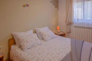 Posteľ alebo postele v izbe v ubytovaní Apartment in Veli Losinj 33734