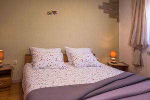 Posteľ alebo postele v izbe v ubytovaní Apartment in Veli Losinj 33734