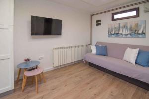Televízia a/alebo spoločenská miestnosť v ubytovaní Apartment in Veli Losinj 33734