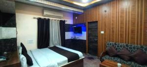 Postel nebo postele na pokoji v ubytování Hotel Sourabh Palace