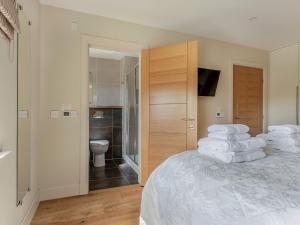 a bedroom with a bed with a stack of towels at Mayflower - Uk43632 in Grange