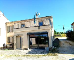 un edificio con una grande porta di vetro di fronte di Villa spacieuse à Crozes-Hermitage avec piscine privée a Crozes-Hermitage