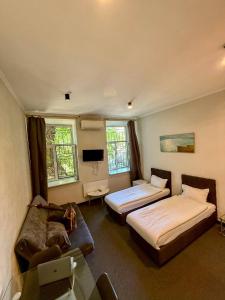 Postel nebo postele na pokoji v ubytování Mezzanine Hotel