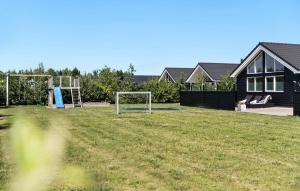 Herní místnost nebo prostor pro děti v ubytování 8 Bedroom Cozy Home In Nørre Nebel
