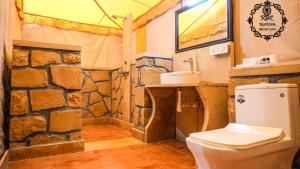 A bathroom at Rajputana Desert Camp