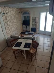 una sala de estar con una mesa y un sofá en Maison avec jacuzzi, en Saint-Mitre-les-Remparts