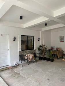 エルニドにあるCarandang Tourist Innのリビングルーム(椅子、テーブル、暖炉付)