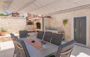 Αίθριο ή υπαίθριος χώρος στο 3 Bedroom Lovely Apartment In Vrpolje +47 φωτογραφίες