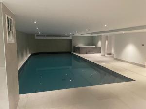 una grande piscina in una stanza con di Studio Kayla - Espace bien-etre Piscine Face au Kandahar a Les Houches