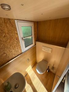 Un baño pequeño con lavabo e inodoro. en Campingurlaub Sehlendorf, en Blekendorf