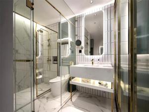 Kopalnica v nastanitvi Locals Inn Guangzhou New Baiyun International Airport Airport Branch