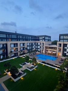 una vista aérea de un edificio con un gran patio en Elite Luxury Suites at Embassy Gardens, en Accra
