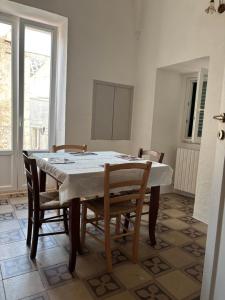 Un comedor con una mesa y algunas sillas. en Al numero 13, en Martina Franca 23 fotos más