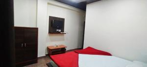 Postel nebo postele na pokoji v ubytování Hotel Sourabh Palace