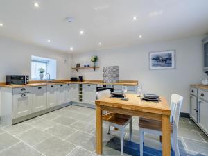 Dapur atau dapur kecil di Sycamore Cottage At Naze Farm