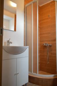 y baño con lavabo y ducha. en Csikos Apartment en Cluj-Napoca