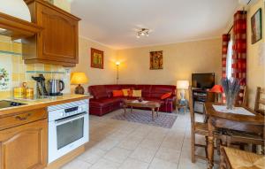 Una cocina y una sala de estar con un sofá rojo. en Beautiful Home In Lauris With Wifi, en Lauris