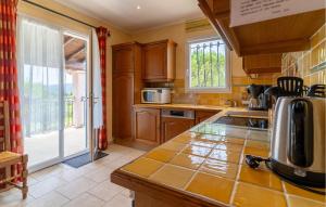 Una cocina con gabinetes de madera y encimera. en Beautiful Home In Lauris With Wifi, en Lauris