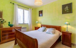 un dormitorio con una cama y una ventana en Beautiful Home In Lauris With Wifi, en Lauris 11 fotos más