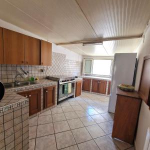 una cucina con mobili in legno e un frigorifero bianco di Corte SantUlìa a Scorrano