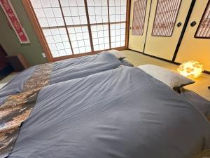 Letto o letti in una camera di 日本庭園と文化体験の宿深見屋 一棟貸し送迎付き6名様まで追加宿泊料金なし