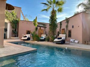 Bazén v ubytování VILLA BEL'VIE, PRIVEE, MARRAKECH , PISCINE CHAUFFEE, Wifi, Clim nebo v jeho okolí