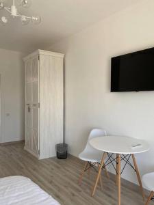 TV a/nebo společenská místnost v ubytování Guest House “Aura”