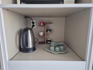 Příslušenství pro přípravu čaje a kávy v ubytování Dodu Beach House + 4 fotografie