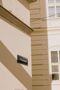 een straatbord aan de zijkant van een gebouw bij Wilde Vienna Fleischmarkt in Wenen