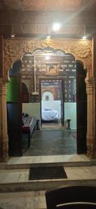 ein Schlafzimmer mit einem Bett in einem Zimmer in der Unterkunft The Shangri-La heritage Haveli BNB in Jodhpur