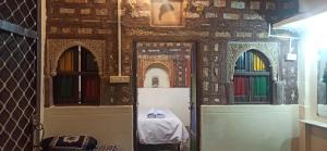 Zimmer mit einem Kühlschrank und 2 Fenstern in der Unterkunft The Shangri-La heritage Haveli BNB in Jodhpur + 120 Fotos