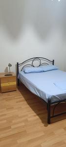 ein Schlafzimmer mit einem Bett und einem Nachttisch in der Unterkunft All season House in Kanálion