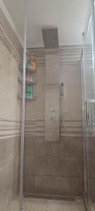 eine Dusche mit Glastür im Badezimmer in der Unterkunft All season House in Kanálion